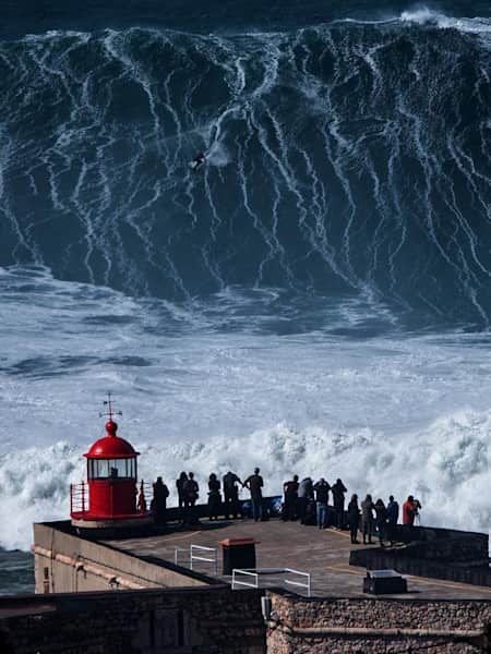 Un surfista en una ola gigantesca en Nazaré (Portugal).