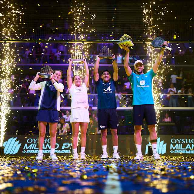 Aria Sánchez, Paula Josemaría, Fede Chingotto y Ale Galán,  posan con sus trofeos de ganadores del OYSHO Milano Premier Padel P1 en Milán, en octubre de 2025.