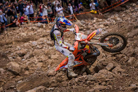 Manuel Lettenbichler treibt seine Red Bull KTM beim Red Bull Erzbergrodeo 2025 in Eisenerz, Österreich, einen felsigen Anstieg hinauf und fesselt die Fans mit einer epischen Hard Enduro-Show