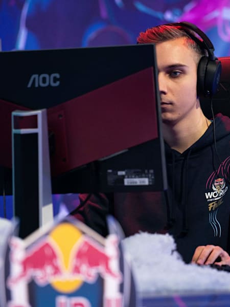 Ein Teilnehmer beim Red Bull SoloQ World Final in München bei einer Runde League of Legends