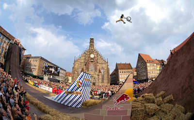 Triple Tailwhip en VTT Slopestyle de Nicoli Rogatkin au Red Bull District Ride 2014 à Nuremberg.
