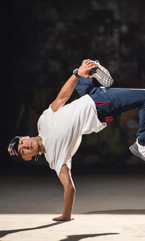 Shigekix balanciert auf einer Hand bei den World Urban Games 2019 in Ungarn.