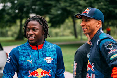 RB Leipzig-Neuzugang Johan Bakayoko bei einem Videodreh mit Elias Hountondji von den Red Bull Drift Brothers.