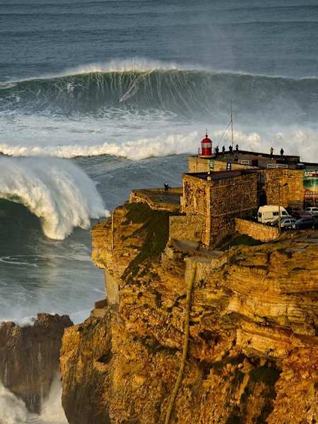 Surf à Nazaré : Les meilleurs moment de la saison 2017-2018 de surf big wave à Nazaré, Portugal.
