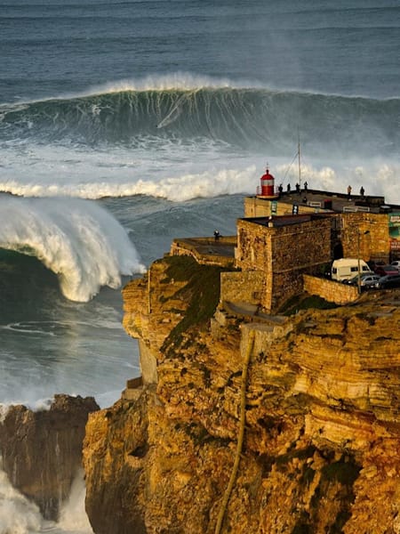 Surf à Nazaré : Les meilleurs moment de la saison 2017-2018 de surf big wave à Nazaré, Portugal.