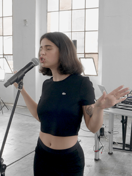 Imagen de la artista argentina Nathy Peluso actuando en directo.