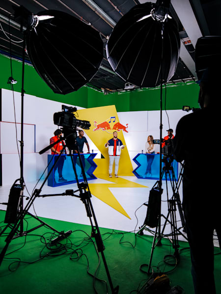 Rap Jeu : Invités, épreuves et secrets de production... reportage sur le tournage du premier jeu rap de France.