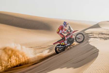 Sam Sunderland roule en moto sur le Dakar.
