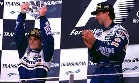 Jacques Villeneuve selebra su podio en su debut en la F1.