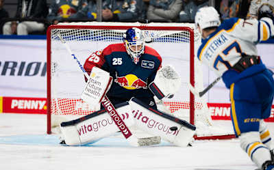 JJ Peterka et Simon Wolf s’affrontent lors du match de hockey sur glace d’inauguration du SAP Garden, nouvelle enceinte de l’EHC Red Bull München, à Munich.