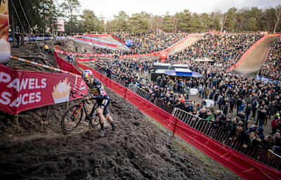 Wout van Aert empuja su mountain bike en la carrera de la Copa del Mundo en Zonhoven.