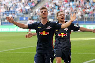 Timo Werner bejubelt mit Emil Forsberg ein Tor.