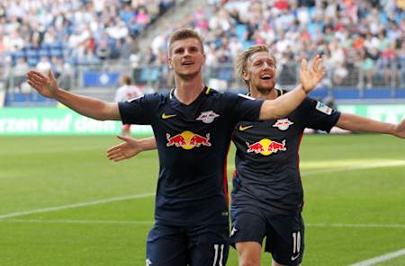 Timo Werner bejubelt mit Emil Forsberg ein Tor.