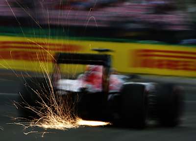 Die Funken eines Formel 1-Autos bei Nacht in den Fokus genommen. 