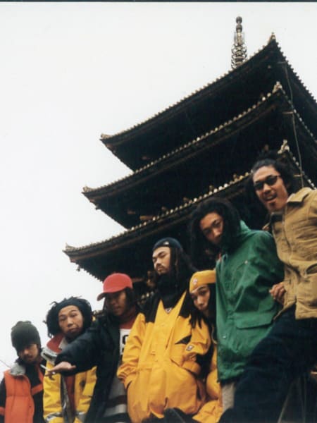 左からMatsu、USA、Ryuzy、Nori（DJ DARUMA）、Jommy、Makidai、Masah。