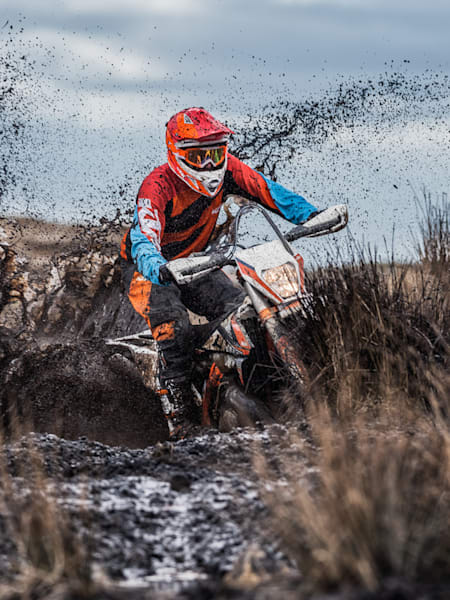 KTM EXC 300 przeprawia się przez błoto