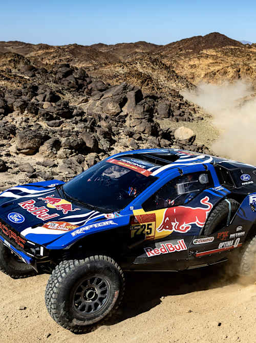 Карлос Сайнс і Лукас Крус з команди Ford M-Sport під час ралі-рейду Дакар-2026 в районі Янбу, Саудівська Аравія.