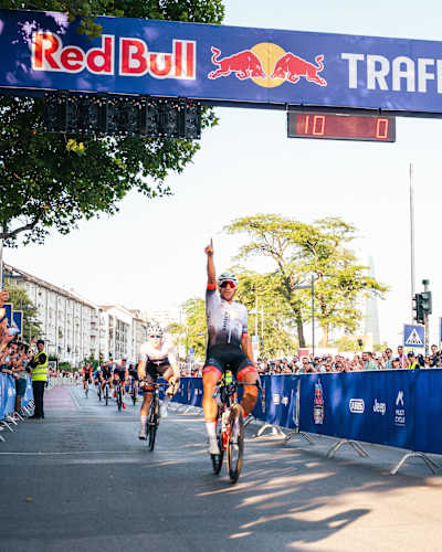 Red Bull Traffic Lights-Sieger Andreas Mayr bei der Zieleinfahrt.