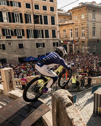 Mountainbiker Roger Vieira nimmt den aufregenden Red Bull Cerro Abajo Straßenkurs im Teatro Nazionale Genova, Italien, in Angriff. 