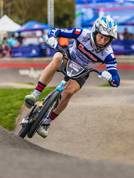 Le rider français Eddy Clerté a été sacré champion du monde lors des mondiaux de pump track Red Bull UCI 2021 à Lisbonne au Portugal.