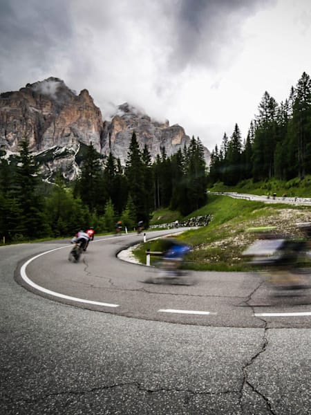 Ciclistas durante la Maratona Dles Dolomites.