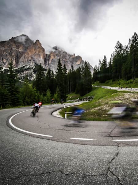 Dei ciclisti affrontano una curva durante la granfondo Maratona Dles Dolomites
