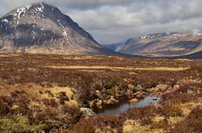 Longboard : La route d'Uig qui descend jusqu’à Glasgow en Écosse passe par les Highlands écossais.