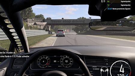 Captura de pantalla de Forza Motorsport que muestra una carrera en el VW Golf desde la perspectiva de la cabina.