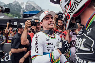 Loïc Bruni y Greg Minnar se dan un apretón de manos durante la UCI MTB Downhill World Cup en Leogang, Austria, el 9 de junio de 2019.