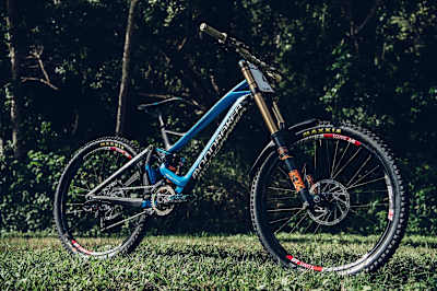 A full view of British UCI DH World Cup racer Danny Hart's 2016 MS Racing Mondraker Summum team bike