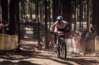 Emily Batty rueda durante la Ronda 3 de la Copa del Mundo de cross-country 2018 en Nové Město, República Checa.