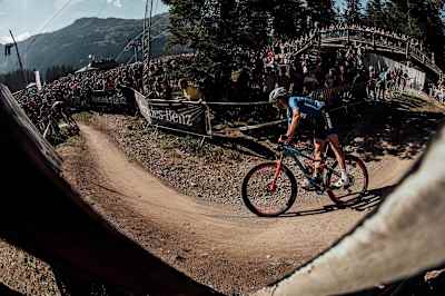 Nino Schurter e Gerhard Kerschbaumer durante il Campionato del mondo 2018 XCO MTB.