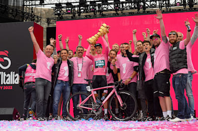 Jai Hindley und das Team von BORA-hansgrohe bei der Siegerehrung.
