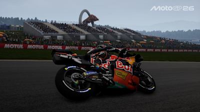 Screenshot aus MotoGP 26 zeigt Brad Binder in Schäglage vor dem Eisernen Bullen am Red Bull Ring.