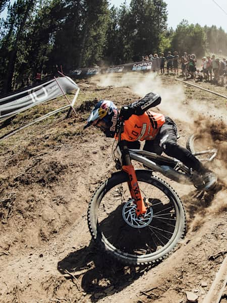 Aaron Gwin compitiendo en la final de la Copa del Mundo de MTB DH 2022 en Vallnord. 