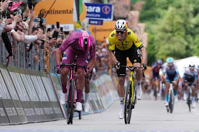 Mads Pedersen i Wout Van Aert tokom 13. etape utrke Giro d'Italia od Roviga do Vicenze, Italija, 23. maja 2025.