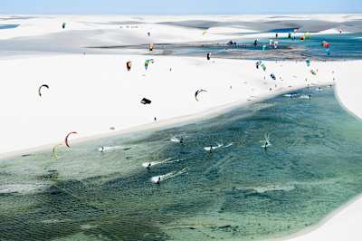 Kites colorem os Lençóis Maranhenses