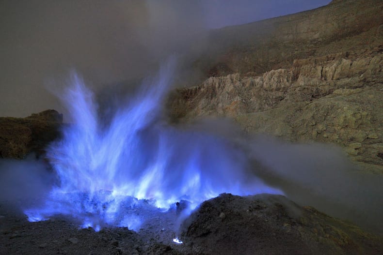 必見 青い溶岩を吐く火山