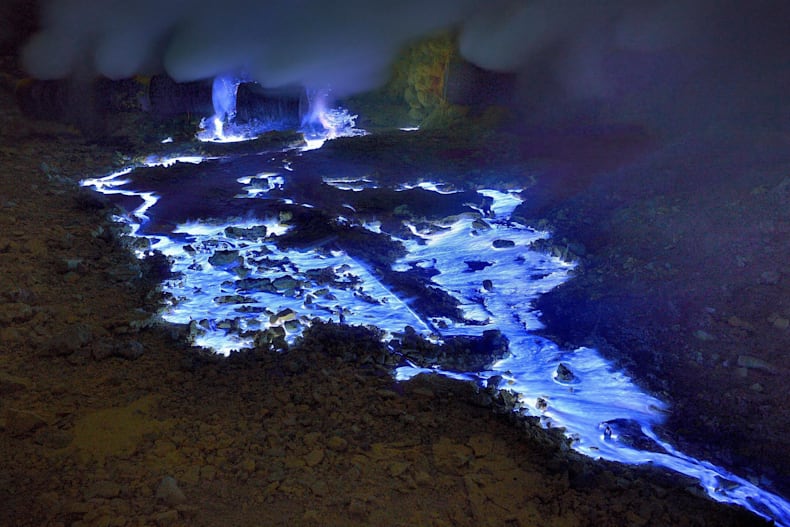 必見 青い溶岩を吐く火山