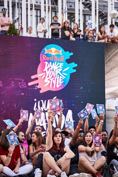 El público levanta sus las tarjetas para votar al su bailarín favorito.