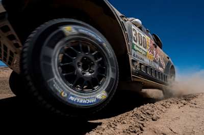 Nasser Al-Attiyah conduciendo durante la etapa 11 del Rally Dakar 2016 con un primer plano de su neumático delantero.
