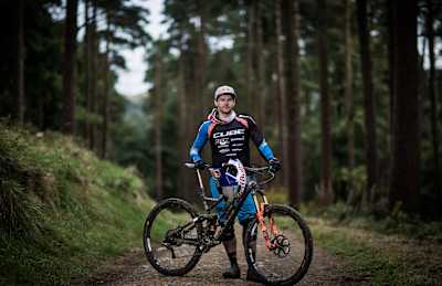 Différences entre DH et enduro : L'enduriste irlandais Greg Callaghan et son vélo VTT d'enduro.