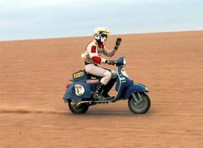 una vespa p200e en el dakar 1980