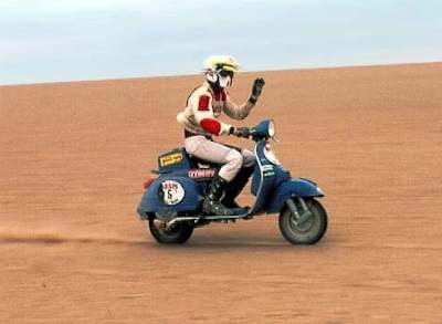 una vespa p200e en el dakar 1980