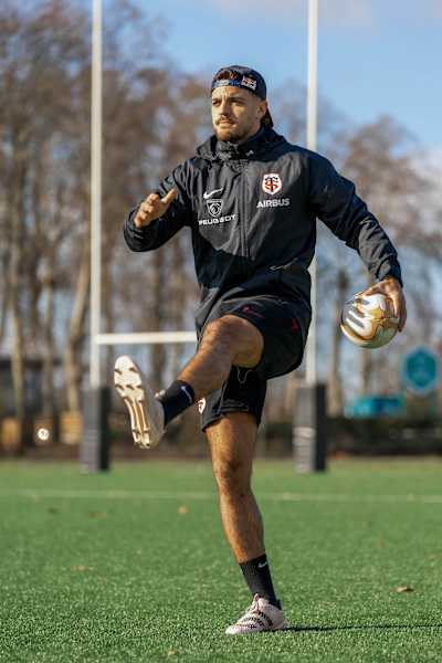 Le joueur de rugby Romain Ntamack s'échauffe,