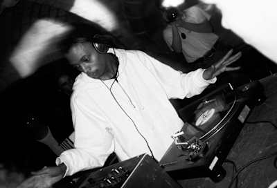 Photographie de Jeff Mills lors d'un Rave à l’Abbaye Royale du Moncel à Paris en 1993.