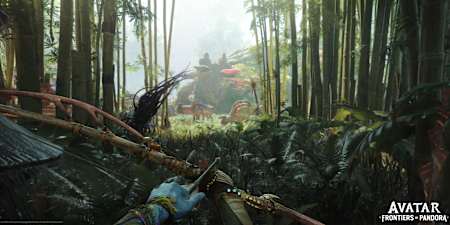 Screenshot aus Avatar: Frontiers of Pandora zeigt die Hauptfigur beim Schleichen mit Pfeil und Bogen.