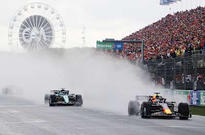 Max Verstappen vodi ispred Fernanda Alonsa tokom Velike nagrade Nizozemske na stazi Zandvoort, 27. augusta 2023. godine