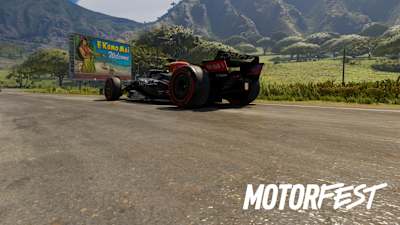 Screenshot aus The Crew Motorfest zeigt den Red Bull RB18 auf Hawaii mit einem Schild, grünen Wiesen und Bergen.