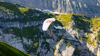 Achievement: Tom Pagès in another dimension in Avoriaz, with his Yamaha equipped with a paraglider that allows him to fly.